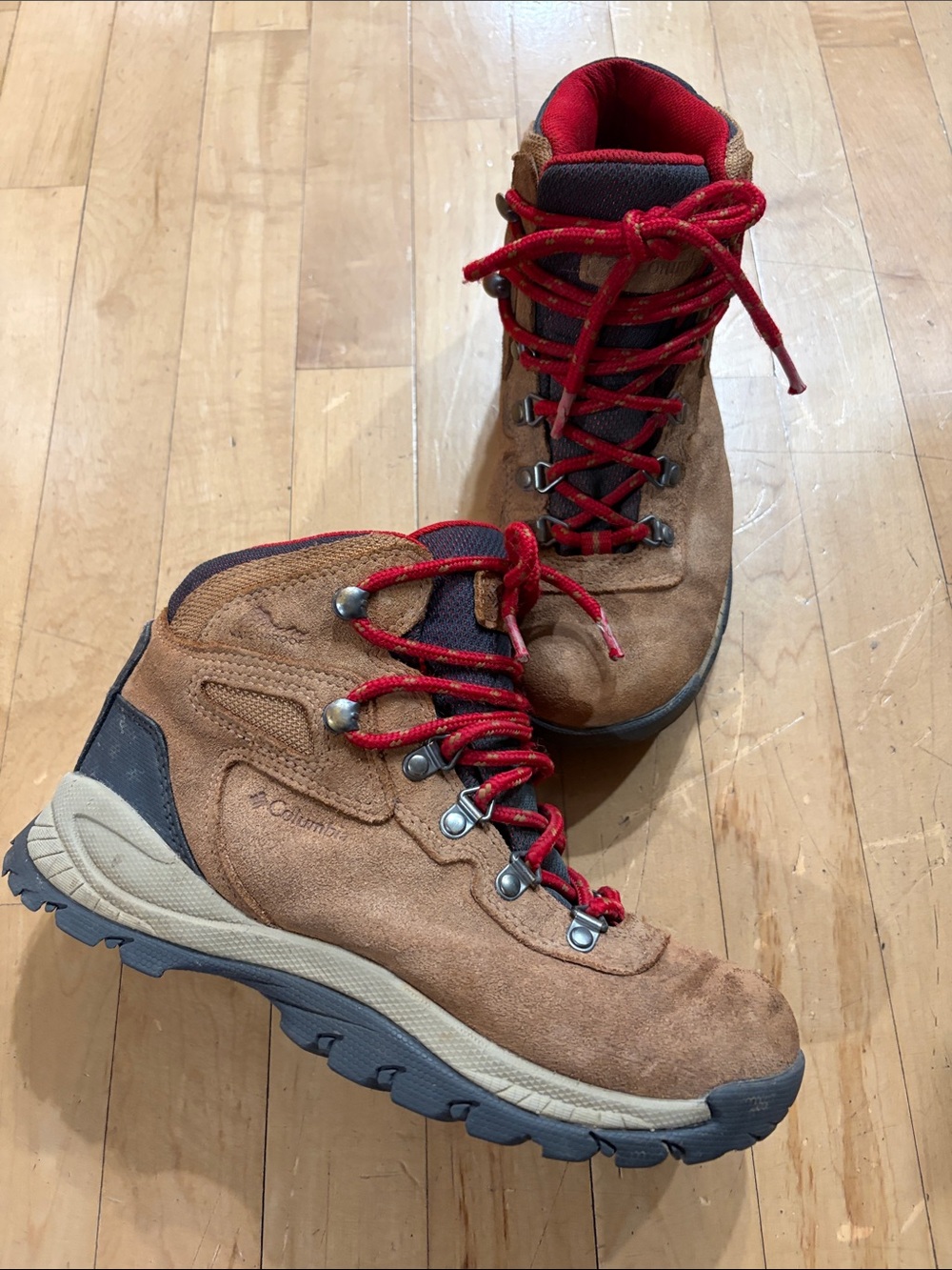 Columbia Newton Ridge Suede Hiking Boots with Red Laces Size 7.5